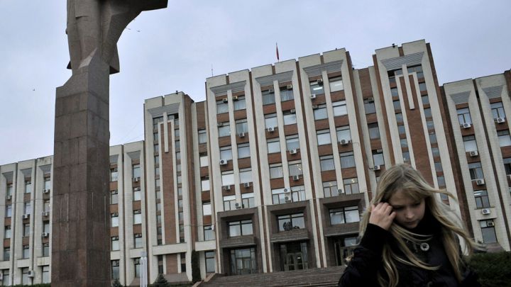 Totodată, oamenii sunt nemulţumiţi că nu li se acordă asistenţă socială conform legislaţiei şi că nu le sunt respectate drepturile la muncă şi libertate.