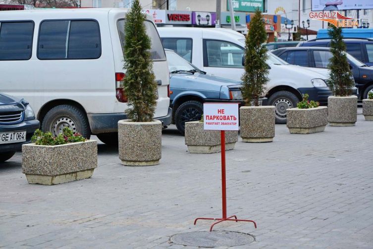 По одной части продолжают ездить авто, а у другой выставлены указатели.