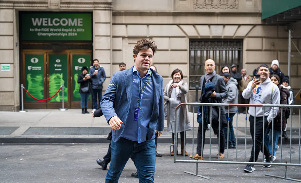 FIDE a relaxat regulile de vestimentație la Campionatul Mondial de Blitz după scandalul cu Carlsen.