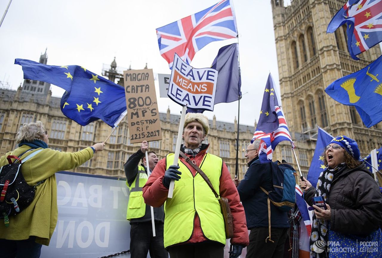 Британский парламент проголосует по четырем сценариям Brexit.