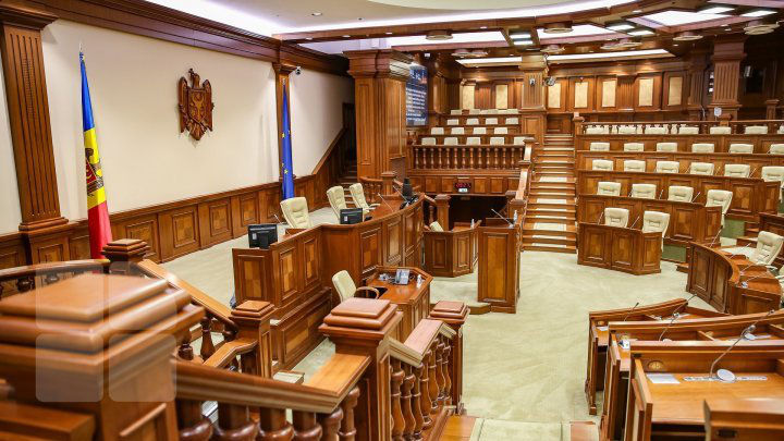 Парламент Молдовы проведет внеочередную сессию: депутатов отозвали с каникул.