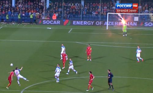 Akinfeev s-a ales cu o comoţie cerebrală şi cu arsuri la gât după ce fanii muntenegreni au aruncat torţa în goalkeeper.
