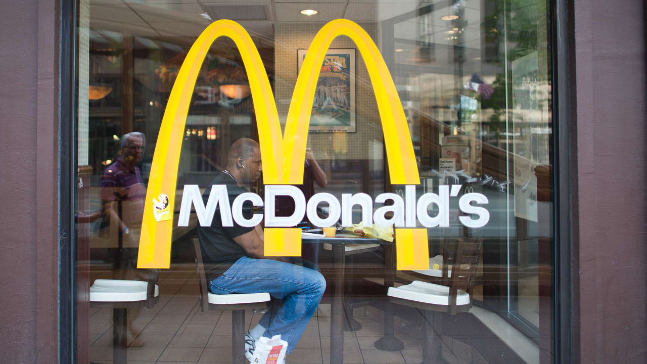 McDonald's анонсировал волну увольнений работников по всему миру.