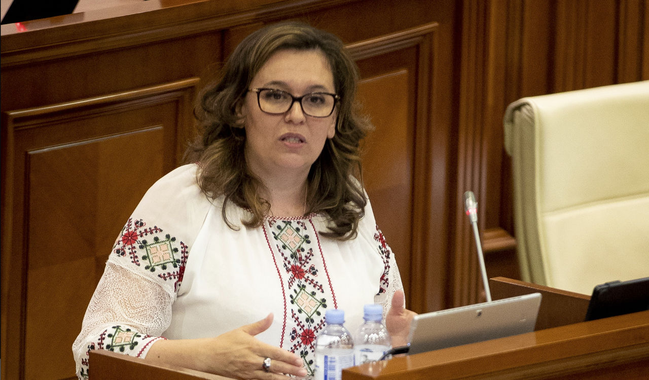 Министр Иорданова выругалась, выступая с трибуны парламента.