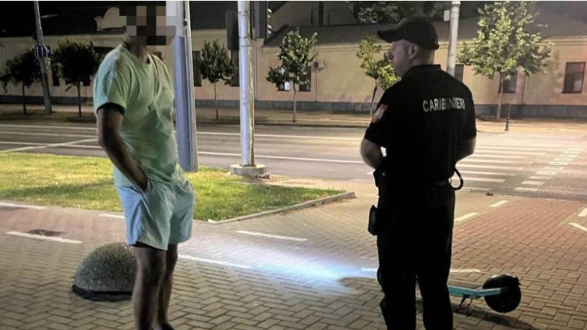 Un tânăr beat pe o trotinetă, oprit de carabinieri în centrul Capitalei.