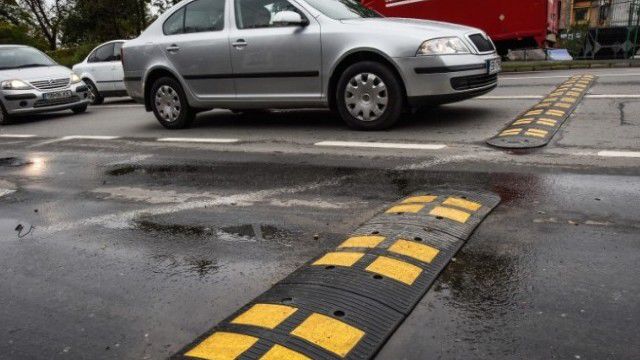 Искусственные неровности могут быть установлены только с разрешения полиции и местных властей.