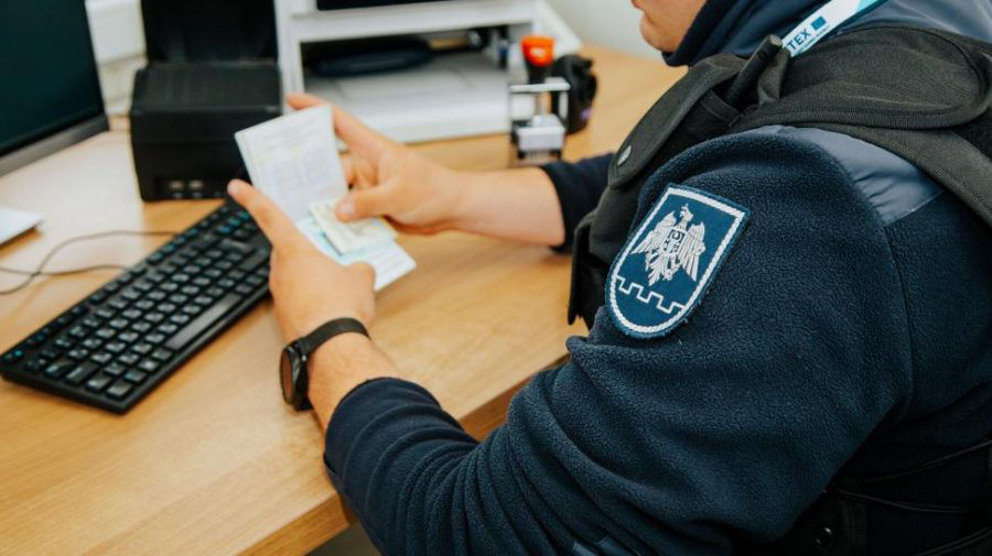 Трое граждан задержаны: пытались провезти фальшивые документы.