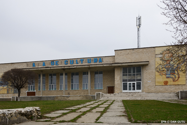 Из 1232 домов культуры, существующих в населенных пунктах страны, около 500 нуждаются в капитальном ремонте.