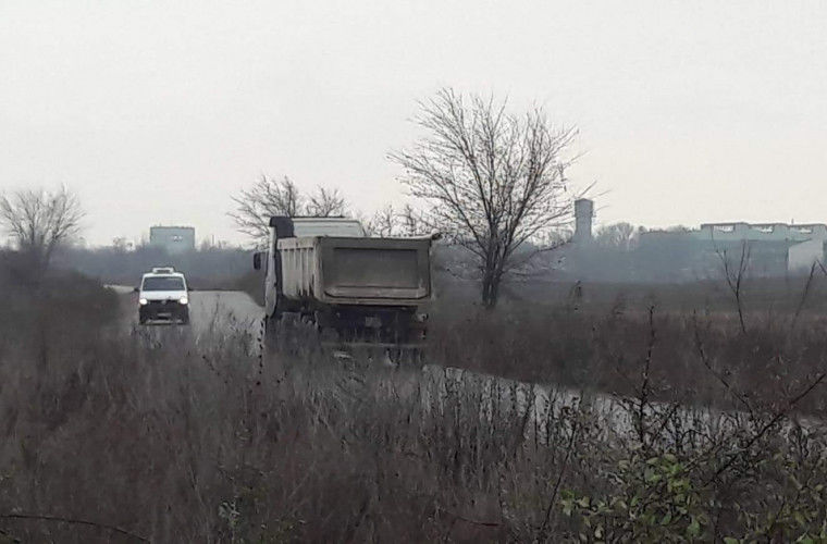 Недавно отремонтированному мосту вновь грозит разрушение.