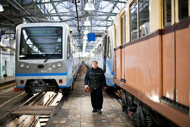 В Москве уволили машиниста метро после трансляции о сломанных поездах.
