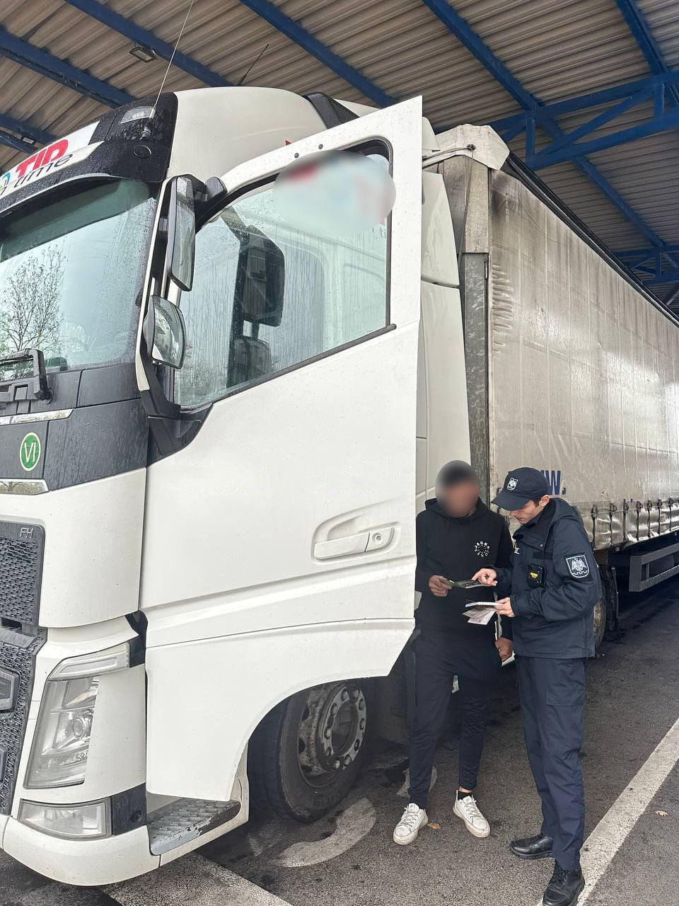 В Кагуле задержали дальнобойщика из Украины: "купил" права за 500 евро.
