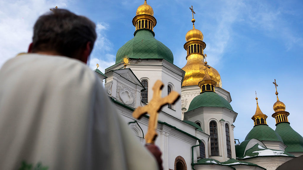 Украина ввела санкции против семи иерархов Украинской православной церкви.