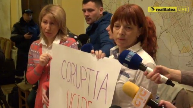 Родители выразили недовольство тем, что чиновники не принимают достаточных мер для решения  проблем.