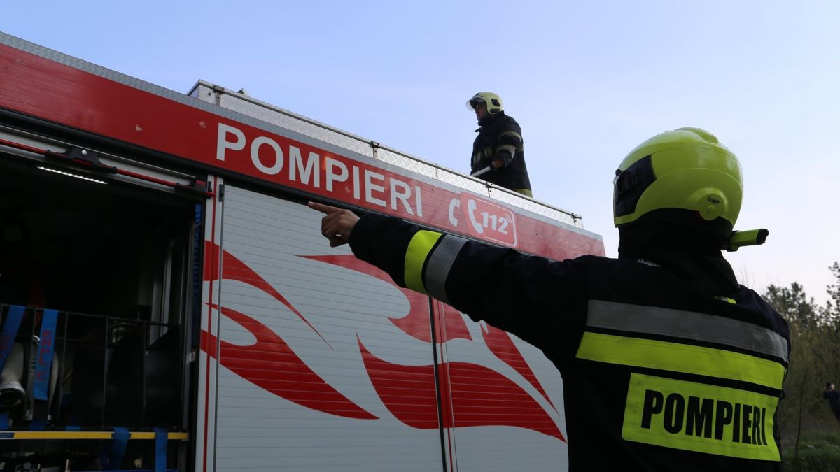 Пожарные предотвратили взрыв, вынеся из горящего здания газовый баллон.