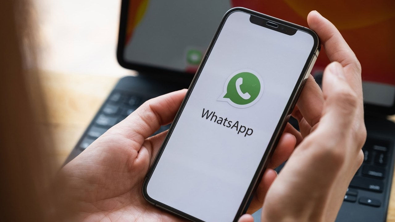 WhatsApp тестирует ИИ-сводки непрочитанных сообщений.