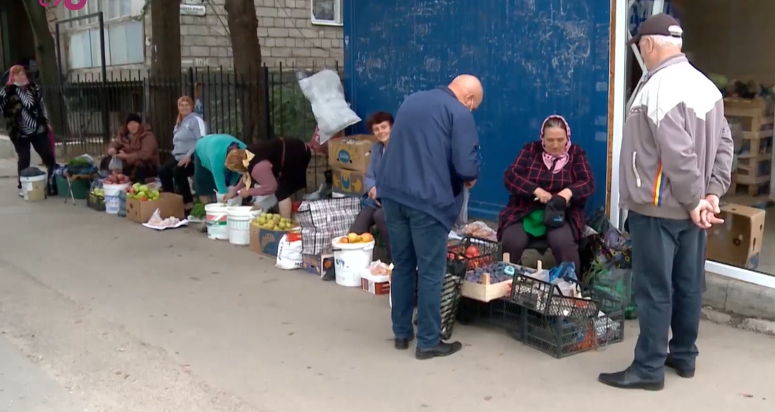 Пенсионерам приходится вставать с утра, чтобы к вечеру хоть что-то продать.