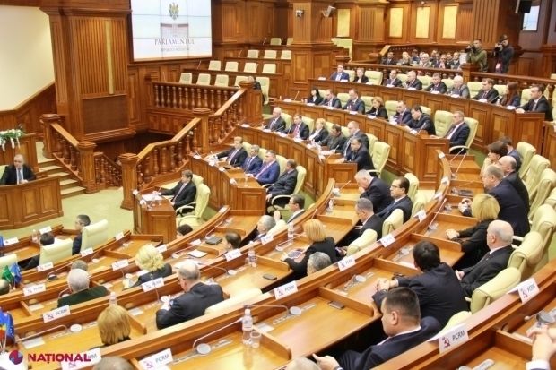 După audierea raportului comisiei parlamentare privind situaţia de pe piaţa financiar-bancară din R. Moldova, dezbătut ieri timp de circa opt ore de către deputaţi, au fost anunţate primele demisii.