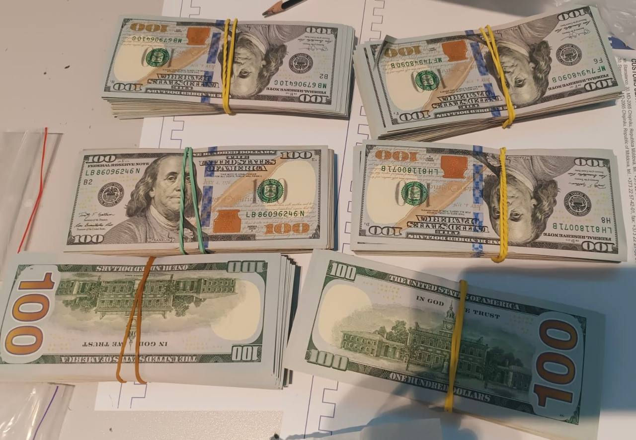 Un cuplu, oprit la Aeroportul din Chișinău cu peste 80.000 de dolari nedeclarați.