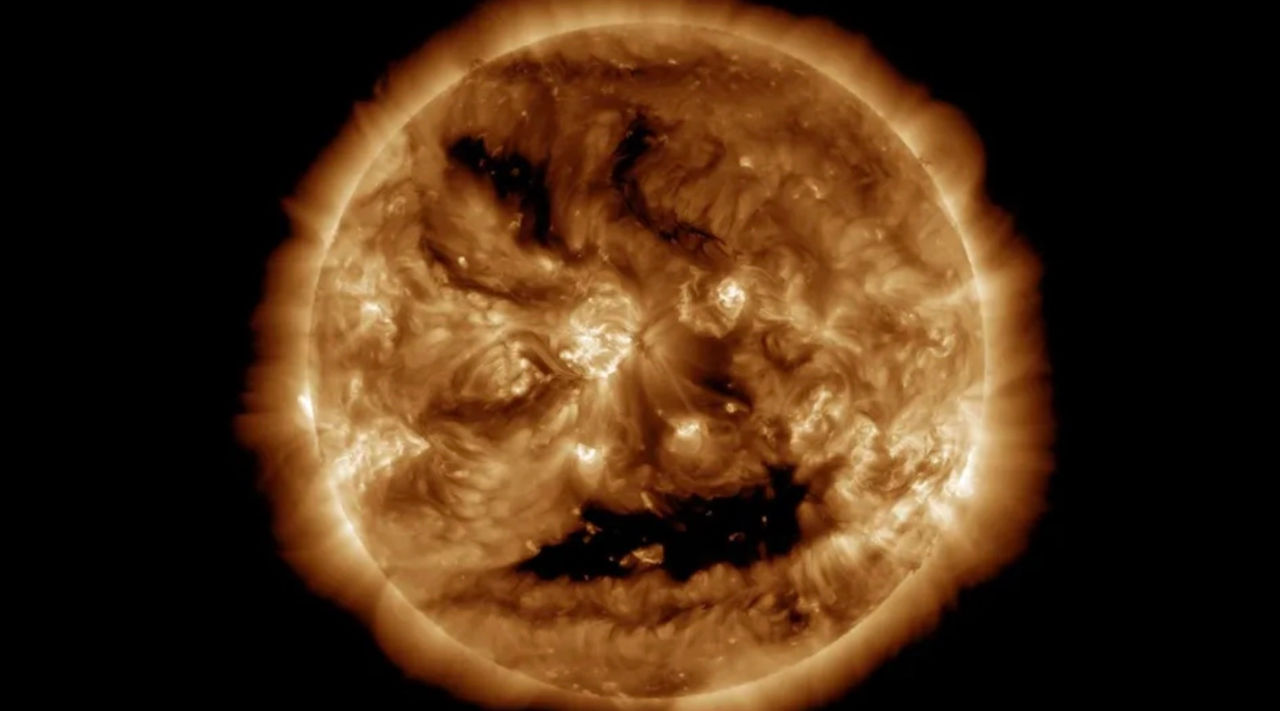 Pe Soare a apărut un zâmbet înfricoșător: Din gura uriașă s-a declanșat o furtună geomagnetică.