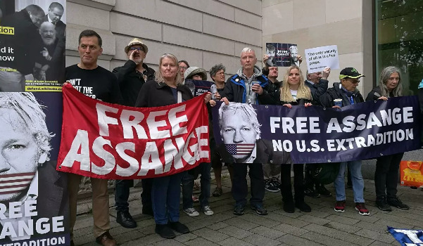 В Лондоне проходит митинг против экстрадиции Ассанжа в США.