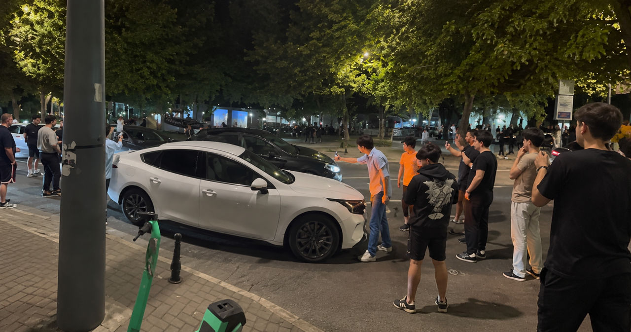 В центре Кишинева ночью произошло ДТП: водитель врезался в две машины и скрылся.