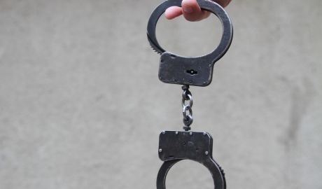 Şeful Direcţiei Reparaţii şi Construcţie Drumuri din Bălţi, reţinut de poliţie. Foto: jurnal.md