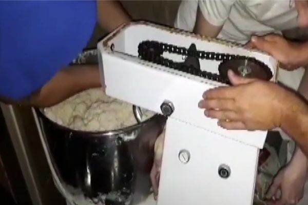 Спасатели 20 минут пытались вытащить руку молодого человека из мясорубки.