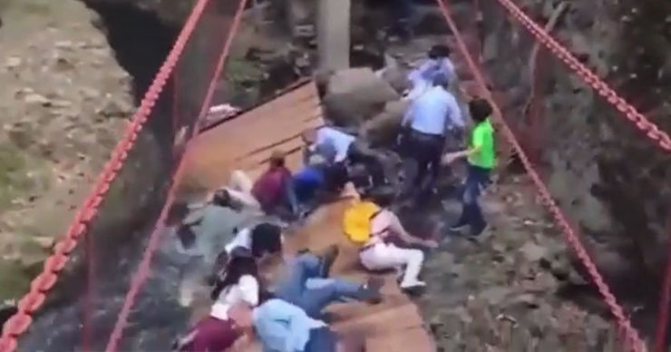 Обрушение висячего моста с людьми в Мексике попало на видео.