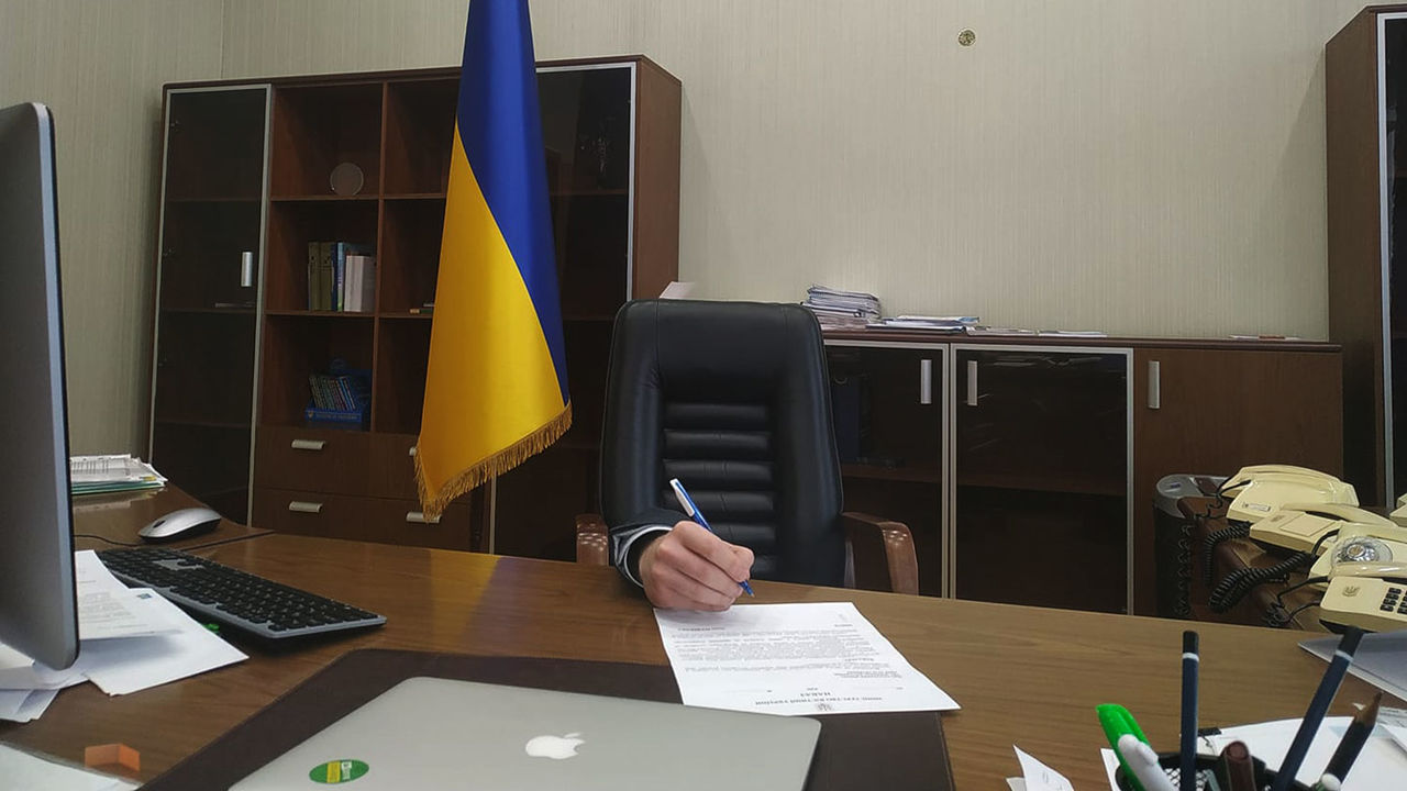 Украинский министр спрятался под столом в поддержку Гончарука.