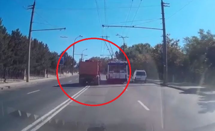 Из спецавтомобиля все время сыпалось его содержимое.