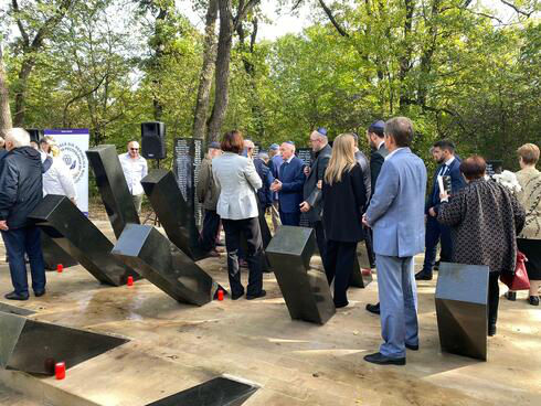 Мемориал жертвам Холокоста открыли в лесу Сорокского района.