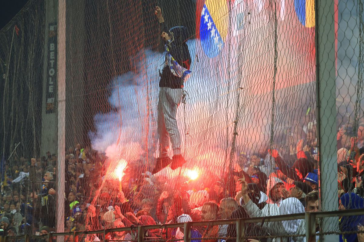 Suporterii români, bătuți cu bestialitate în timpul unui meci de fotbal în Bosnia.