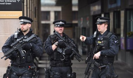 Incident la Londra: Un bărbat cu o maşină plină de arme, reţinut