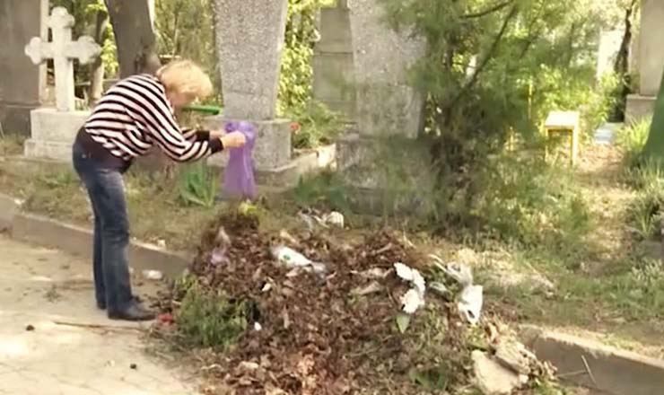 Уборка перед пасхальными праздниками проводится не только в домашних хозяйствах, но и на кладбищах.