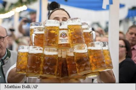 Un german și-a doborât propriul record mondial la cărat halbe de bere. Foto: agerpres.ro