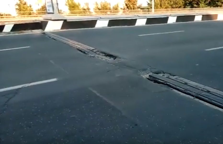 Cам шов находится далеко не в лучшем состоянии. 