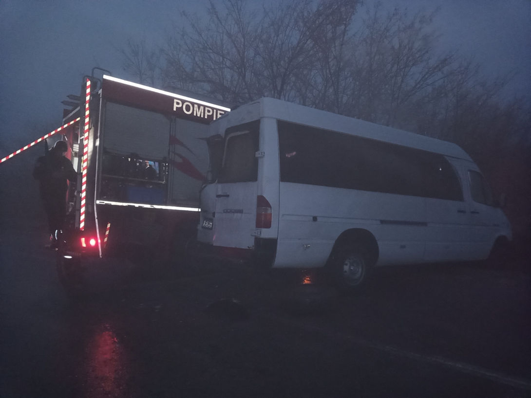 Un microbuz s-a tamponat cu o autospecială de pompieri la Ialoveni: Sunt persoane rănite.