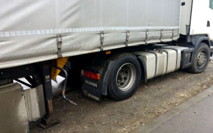 Șofer rămas blocat sub camion, salvat de polițiști
