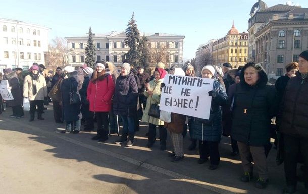 Люди простояли около двух часов, после чего узнали, что им не заплатят.