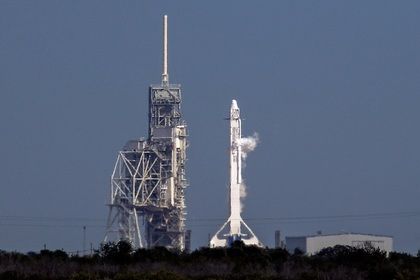 Space X перенесла запуск ракеты-носителя Falcon 9 с космодрома на мысе Канаверал (штат Флорида).