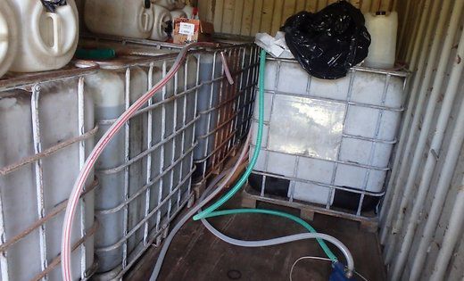 В Каушанском районе полиция изъяла три тонны этилового спирта. Фото: rus.delfi.lv