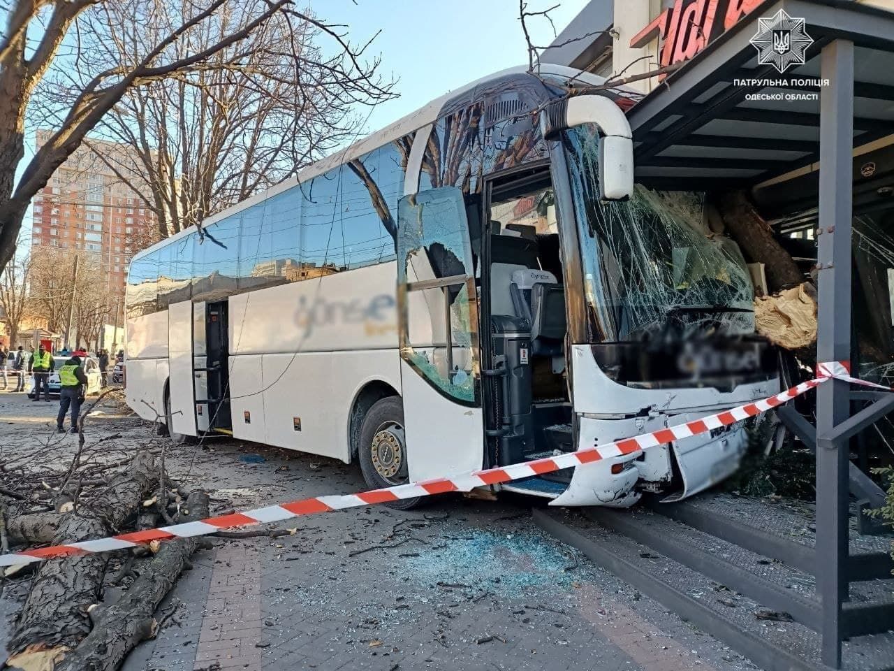 В Одессе водитель автобуса с пассажирами влетел в здание, есть жертвы.