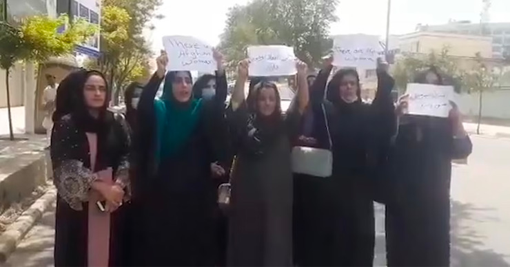 Женщины вышли на демонстрацию в Кабуле.