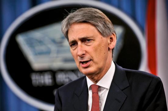Ministrul britanic de Externe, Philip Hammond, l-a acuzat duminică pe preşedintele rus, Vladimir Putin, că se poartă ca un "tiran de la jumătatea secolului XX" în cazul Ucrainei, relatează Mediafax.