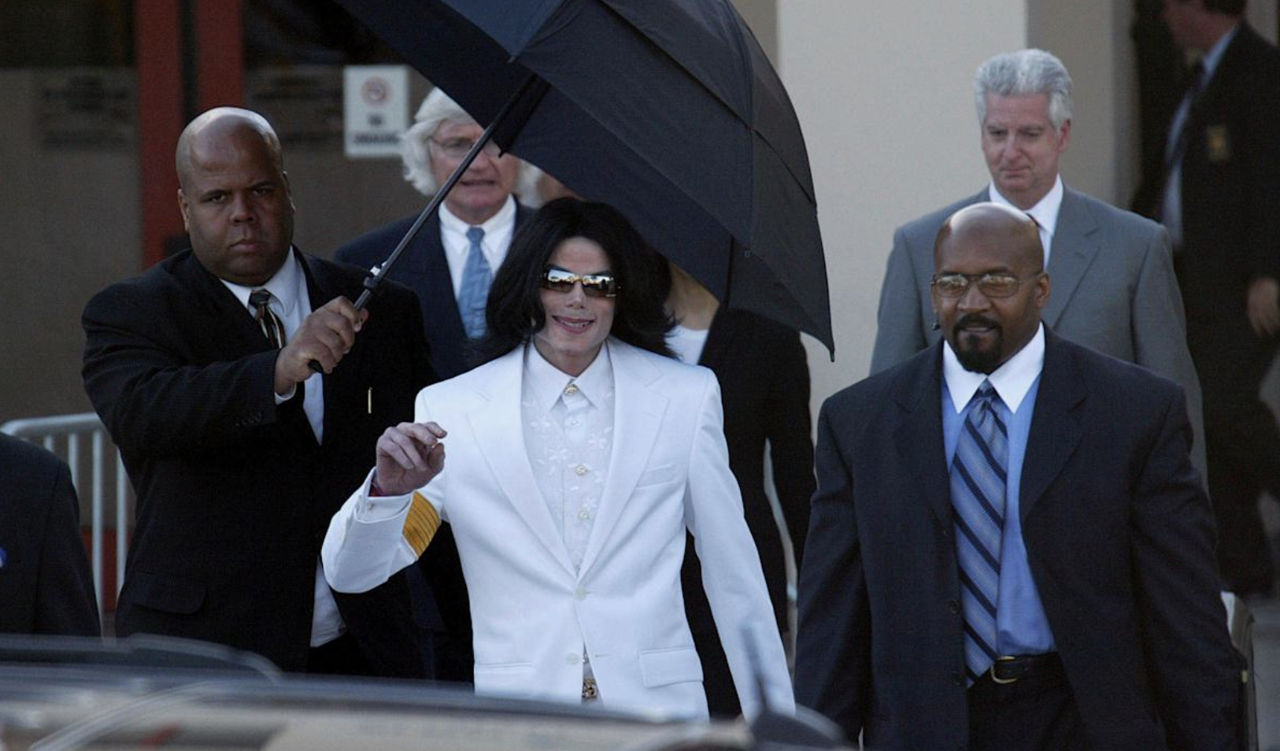 Michael Jackson, din nou acuzat de abuz asupra copiilor.