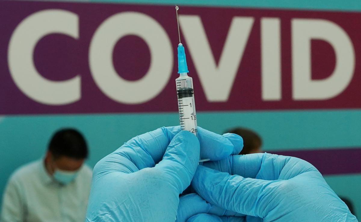 В Украине проведут клинические испытания двух новых вакцин против COVID.