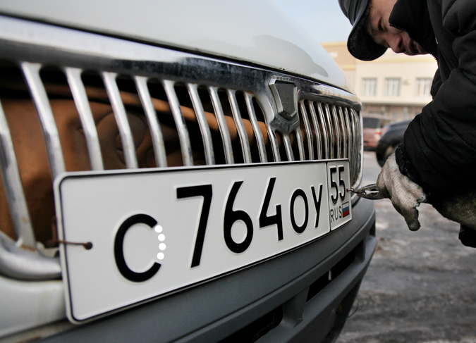 Букву "с" на госномере автомобиля, как оказывается, можно превратить в букву "о" кусочком магнита – а потом нарушать правила. Пока не поймают и лишат прав.