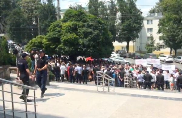 Orheienii protestează în fața Judecătoriei Buiucani și cer eliberarea primarului. Foto: protv.md