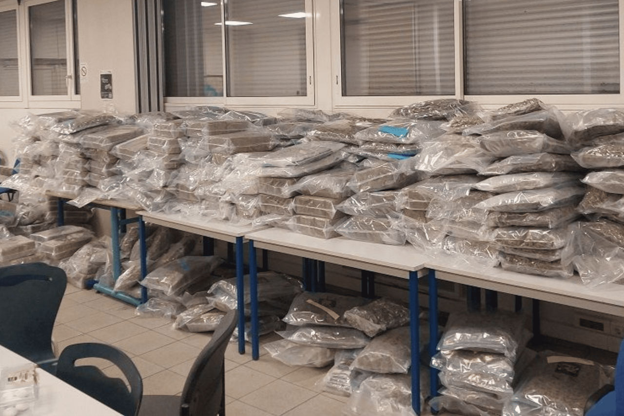 Un lot de 1.200 kg de canabis ascuns în saltele, interceptat în Franța.