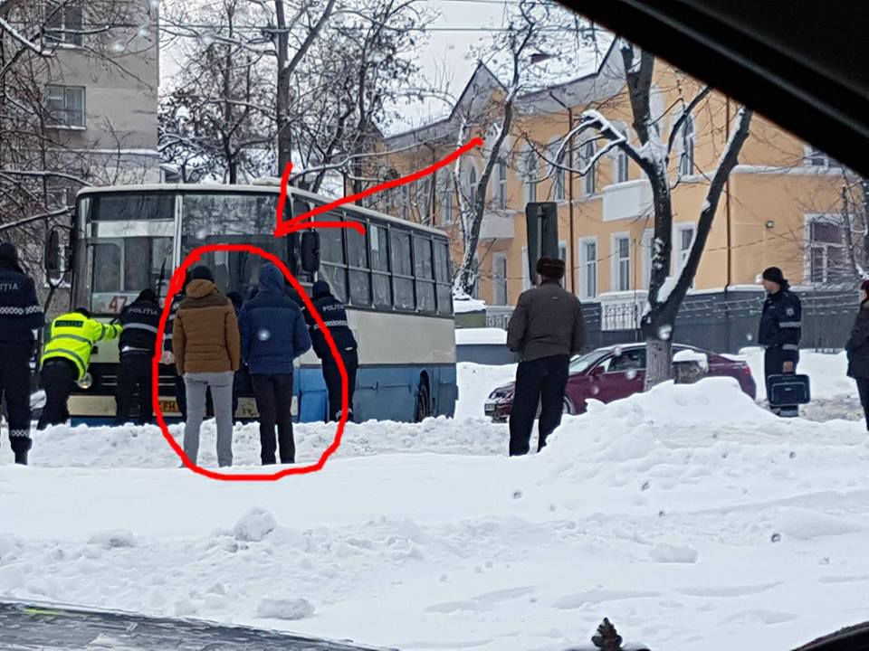 Ce fac 2 tineri în timp ce polițistii ajută în trafic un autobuz. Foto: facebook.com